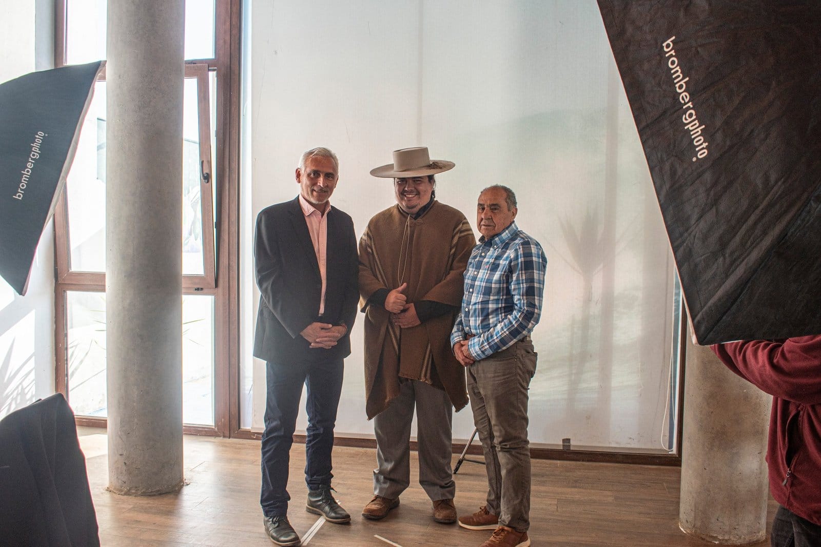 En este momento estás viendo Segunda sesión de fotos con el gobernador Pablo Silva Amaya